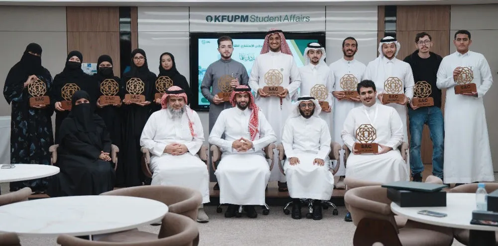 أعضاء المجلس الاستشاري الطلابي مع دروع التكريم