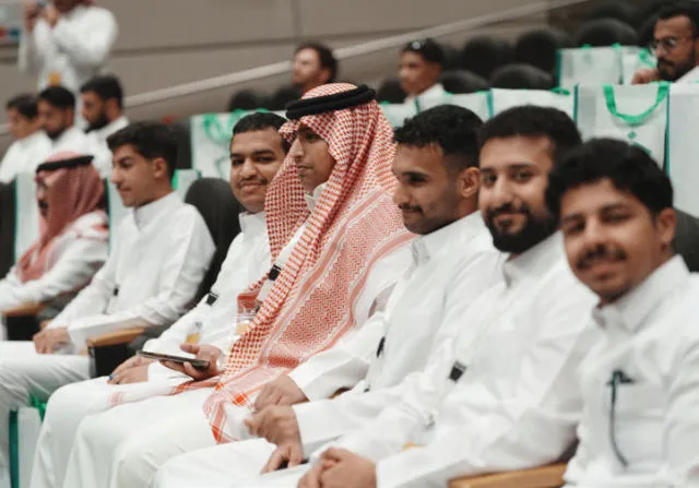 طلاب في الحفل الختامي لبرنامج الإرشاد
