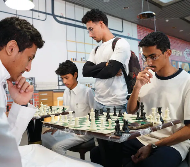 الطلاب المستجدون في معرض الحياة الجامعية بمبنى 54